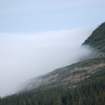 Языки тумана лижут подножия гор