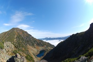 Вид на Порожистый и озеро с перевала